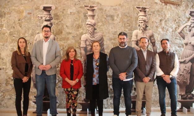 La Junta y el Ayuntamiento de Úbeda acuerdan mantener el convenio de colaboración y la gestión conjunta de la Oficina de Turismo