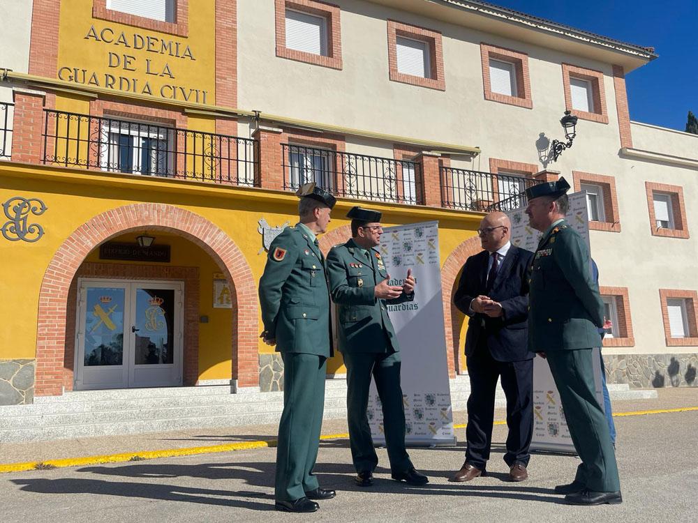 Visita de Manuel Fernández a la Academia de la Guardia Civil de Baeza.