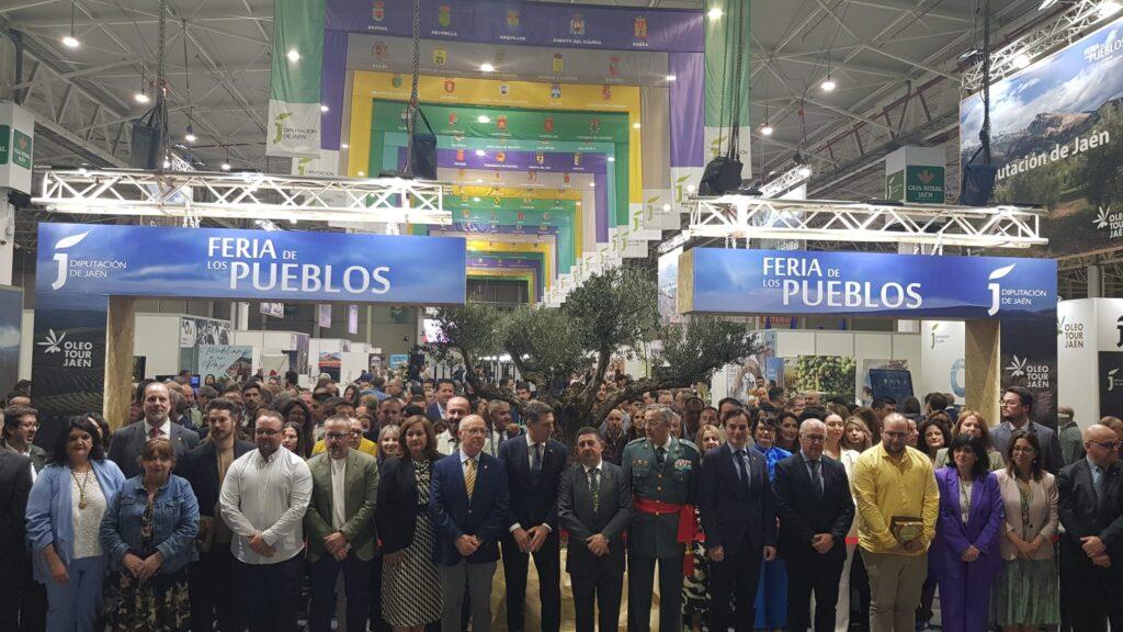 Foto de familia de autoridades que han participado en la inauguración de la Feria de los Pueblos. 
