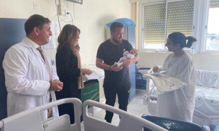 Los hospitales de la provincia obsequian a las nueve madres de los nacidos el Día de Andalucía