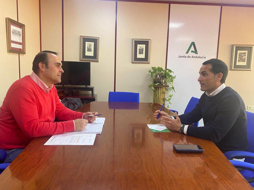 Solano (d) en la reunión con el director del IES Los Cerros.