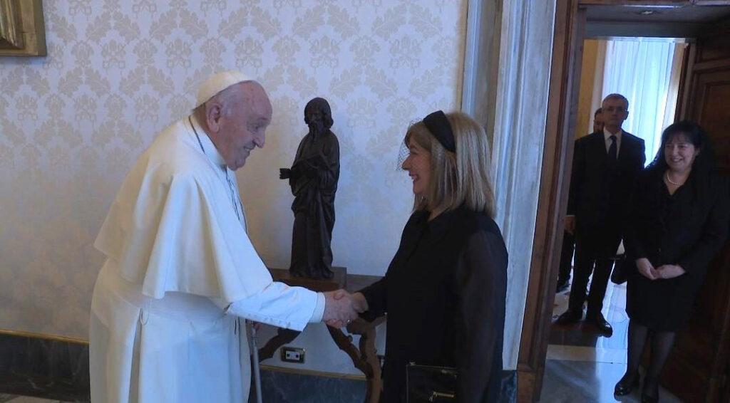 El Papa Francisco en el momento de recibir a la alcaldesa de Úbeda en El Vaticano.