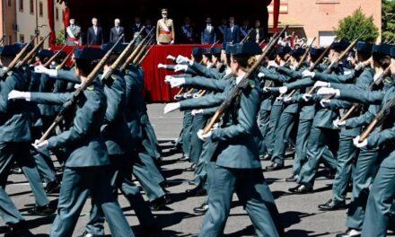 Más de 2.000 alumnos de Guardia Civil juran bandera en Baeza ante el rey Felipe VI
