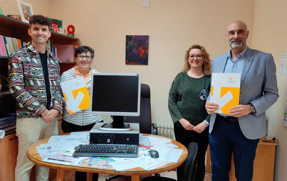 La Fundación Caja Rural de Jaen dona ordenadores a la Comunidad 'La Milagrosa' de Baeza.