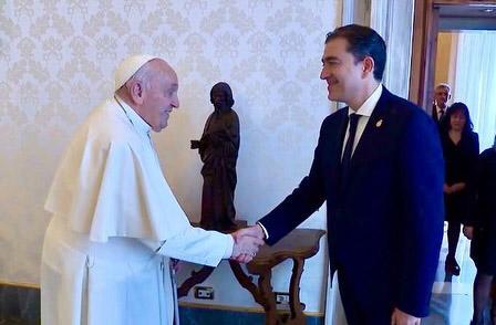 El alcalde de Baeza, Pedro Cabrera, saluda al Papa Francisco, durante su visita al Vaticano.

