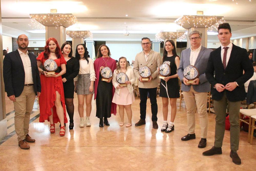 Galardonados con los premios JAC de la Juventud junto a miembros del colectivo y autoridades.